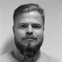 Mann med mørkt skjegg og lyst hår